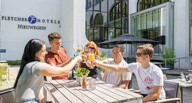 proostende vriendengroep op terras