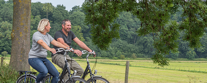 Man en vrouw fietsen in de natuur